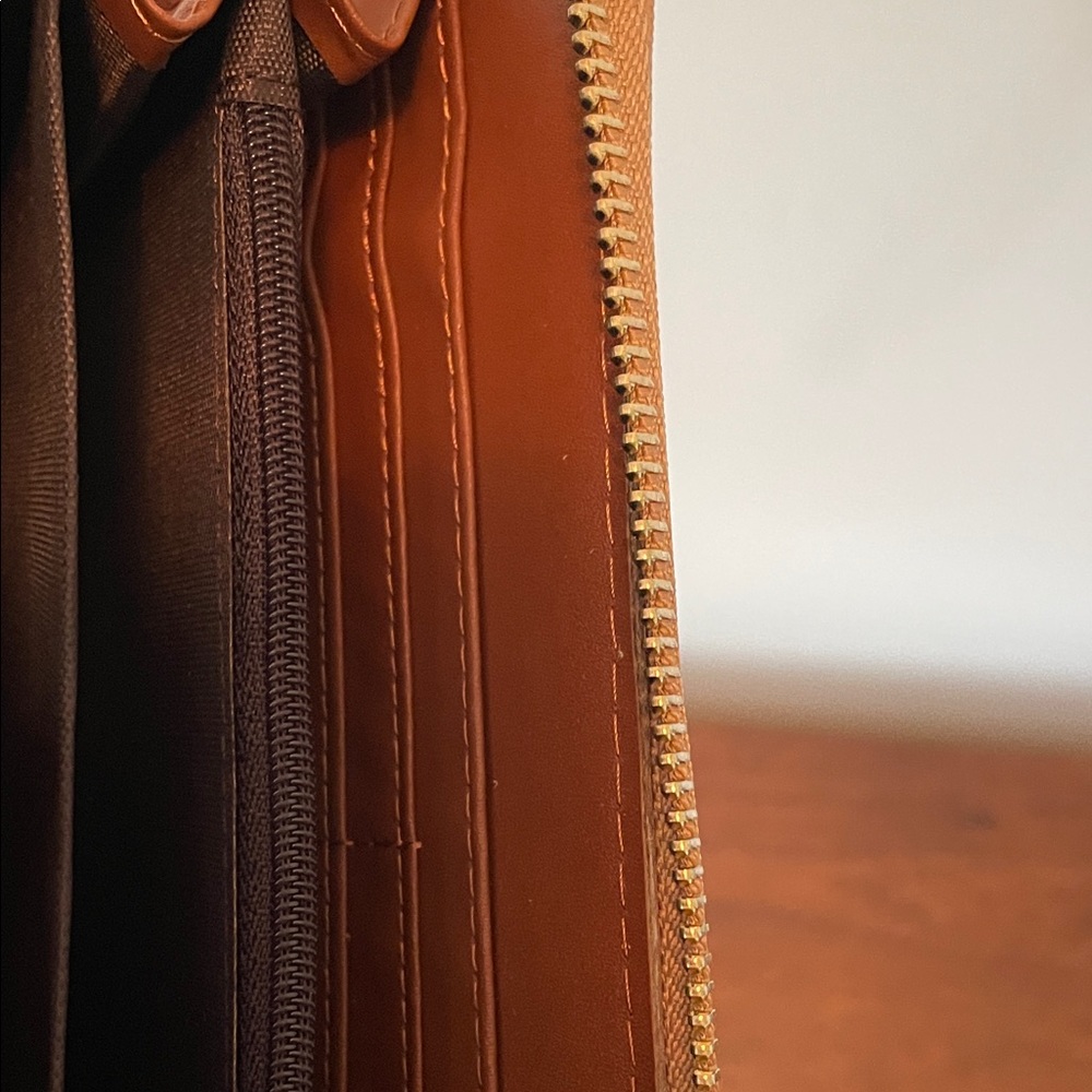 ⭐️NEW Pink Zip-Around Wallet - Picture 4 of 8